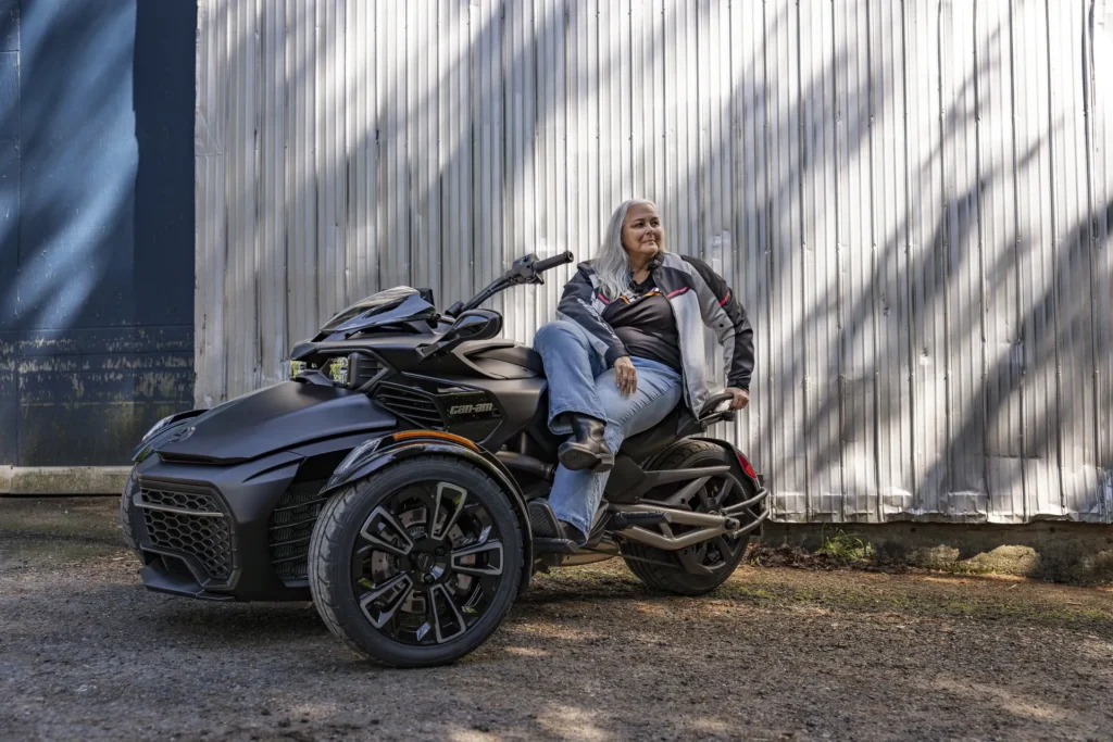 Can-Am F3 S Monolith Black – Lifestyle-Aufnahme – Modelljahr 2027