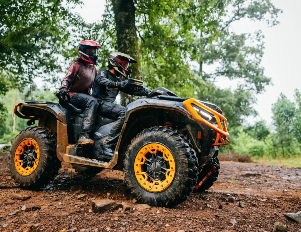 Can-Am Outlander MAX XT P 1000R Dusty Navy – Lifestyle-Aufnahme – Modelljahr 2027