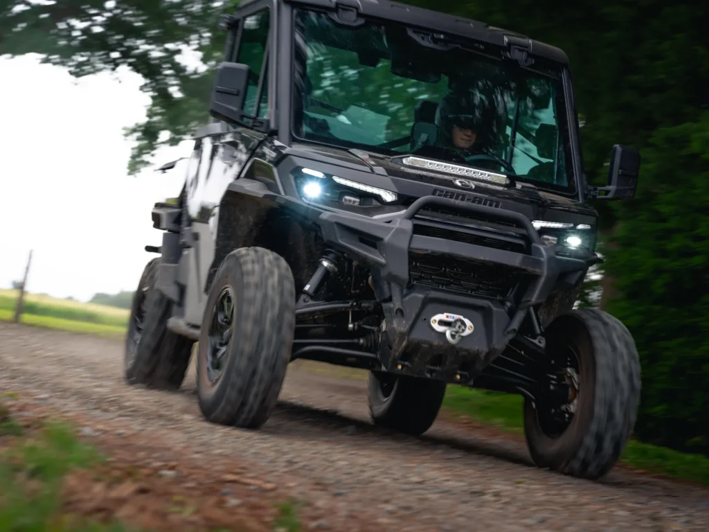 Can-Am Traxter XU HD10 Modelljahr 2027 auf dem Feldweg